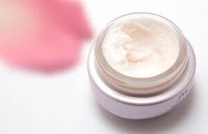 Come scegliere i prodotti giusti per una beauty routine leggera Bauty routine leggera estiva